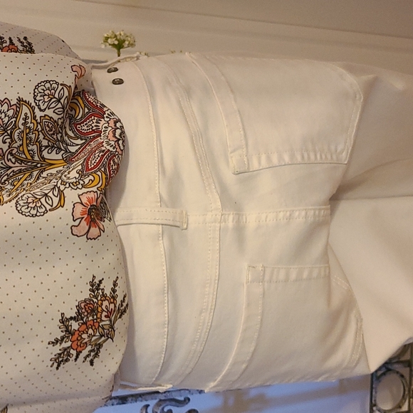 NWOT CAbi White Slimmie Jeans size 6 (3 pairs Available) - Picture 7 of 10